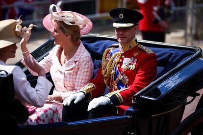 El príncipe Eduardo, el menor de los cuatro hijos de la monarca británica, junto a su esposa, Sofía de Wessex, a su salida en carruaje del Palacio de Buckingham.