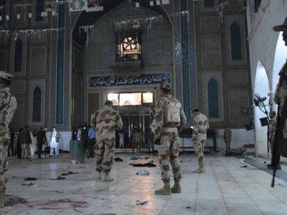 Militares en el templo Lal Shahbaz Qalandar en Sehwan, tras el atentado de este jueves.