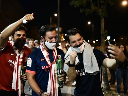 Tres aficionados del Sevilla se hacen un 'selfie' en las inmediaciones del Estadio Puskas Arena, en Budapest, antes de la final de la Supercopa de Europa entre el Bayern y el Sevilla.