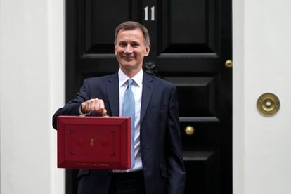 El ministro de Economía del Reino Unido, Jeremy Hunt, posa ante las cámaras con el maletín rojo de los Presupuestos ante el número 11 de Downing Street