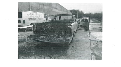 La Chevrolet Silverado, en la Funeraria Rodríguez, en Miguel Alemán, cuando recién habían bajado los cuerpos.