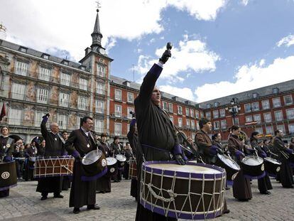 Tamborrada de la Cofradía de la Coronación de Espinas, de Zaragoza, en la plaza Mayor de Madrid, en 2009. 