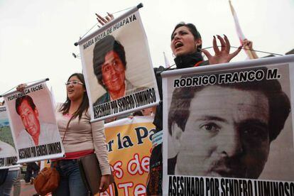 Universitarios peruanos se manifiestan en Lima contra el terrorismo.