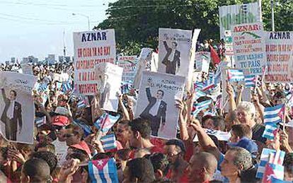 Manifestantes ante la Embajada de España en La Habana ayer, mostrando carteles contra Aznar.