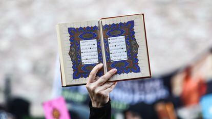 Una manifestante alzaba el 30 de julio un ejemplar del Corán en una protesta ante el Consulado General of Suecia en Estanbul.