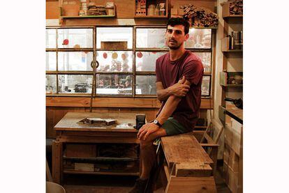 El carpintero Gonzalo Arbutti en su taller de la calle Otero, en el barrio de Chacarita. Allí imparte clases de carpintería y morfología.