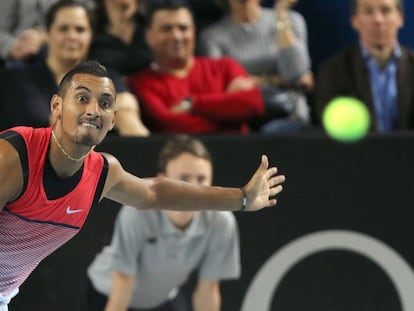 Kyrgios ejecuta un servicio durante la final contra Cilic.