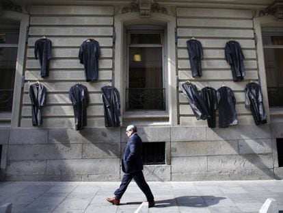Togas colgadas en la fachada del Colegio de Abogados, en la calle de Serrano en Madrid.