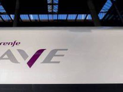 La marca AVE en uno de los trenes de alta velocidad de Renfe.