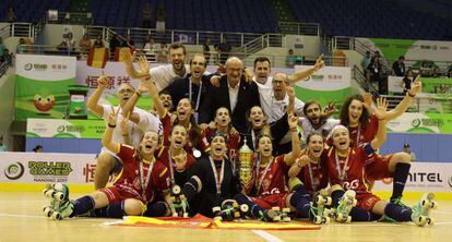 La selección española femenina de hockey patines celebra el título mundial logrado en China a principios de septiembre.