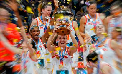 Laia Palau alza el trofeo del Eurobasket de 2019 como capitana de la selección española. FEB