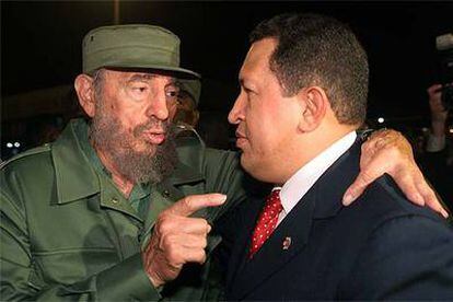 Fidel Castro y Hugo Chávez, ayer a la llegada del mandatario venezolano a La Habana.