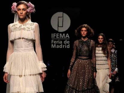 Modelos de la diseñadora Teresa Helbig, el sábado 26 de enero durante la pasarela Mercedes Benz Fashion Week de Madrid.
