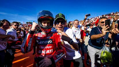 Pecco Bagnaia es felicitado por su amigo Valentino Rossi nada más ganar el título de MotoGP.