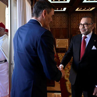 El rey de Marruecos Mohamed VI saluda al presidente del Gobierno de España, Pedro Sánchez, este miércoles en Rabat.