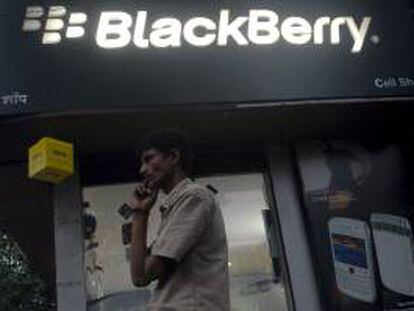 BlackBerry, antes conocida como Research In Motion (RIM), anunció  la semana pasada el recorte de 4.500 empleos tras unas pérdidas de 960 millones de dólares en teléfonos Z10 no vendidos en su inventario.EFE/Archivo