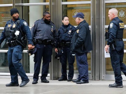 Agentes custodiando la entrada del tribunal federal en Brooklyn