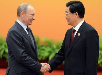 El presidente chino Hu Jintao recibe a Vladimir Putin en Pek&iacute;n.