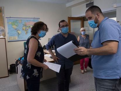En primer término, Alonso Sánchez, junto a otros sanitarios que trabajan como rastreadores en Murcia.