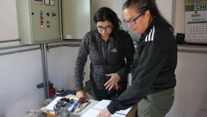Verónica Vilches (a la derecha) y la operaria del APR San José monitorean la cantidad disponible de agua para los vecinos.