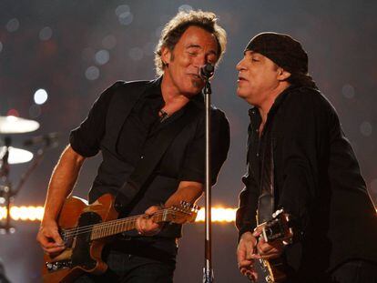 Bruce Springsteen, a la izquierda, junto a Little Steven, a la derecha.