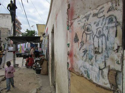 Obra de Pape Diop en el barrio de Medina en Dakar.