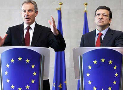 Tony Blair, posible candidato a la presidencia de la UE, junto a José Manuel Durao Barroso.