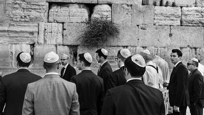 Visitantes junto al Muro de las Lamentaciones, uno de los grandes lugares sagrados del judaísmo.