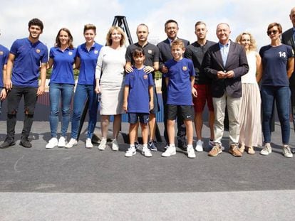 Representantes del club y de la familia Cruyff, en la colocaci&oacute;n de la primera piedra del Estadio Johan Cruyff