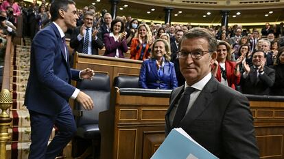 El presidente del Gobierno, Pedro Sánchez, y el líder del Partido Popular, Alberto Núñez Feijoo, en el Congreso de los Diputados, tras la investidura de Sánchez, en Madrid, el pasado 16 de noviembre.