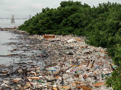El plástico copa el lago venezolano de Maracaibo, el mayor de Latinoamérica.