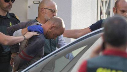 Thomas Handrick, presunto asesino de su exmujer, sale esposado de su casa de Adeje.