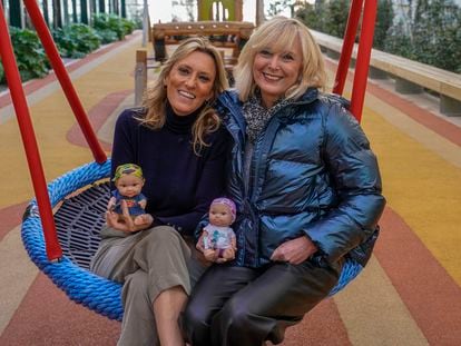 Mónica Esteban, presidenta de Juegaterapia, y Valle Sallés, vicepresidenta, en un parque infantil en el hospital Niño Jesús (Madrid) que su fundación ha creado con la venta de los baby pelones.