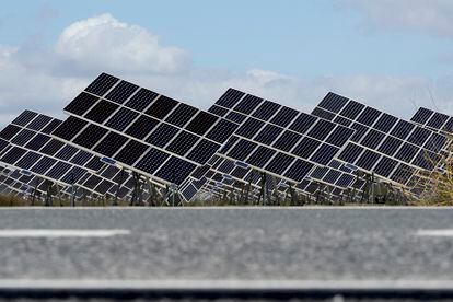 Planta solar a las afueras de la localidad sevillana de El Cuervo.