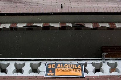 Vivienda con un cartel de "se alquila" en una calle de Madrid. Alquiler de pisos.