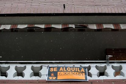 Vivienda con un cartel de &quot;se alquila&quot; en una calle de Madrid. Alquiler de pisos.
 