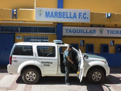 La Guardia Civil registra las instalaciones del estadio del Marbella Club de F&uacute;tbol.