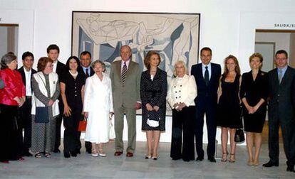 Los Reyes inauguraron hoy la exposición <i>Picasso. Tradición y vanguardia</i>, que se celebra simultáneamente en los museos del Prado y Reina Sofía para conmemorar el 25 aniversario de la vuelta del Guernica a España y el 125 aniversario del nacimiento del pintor.