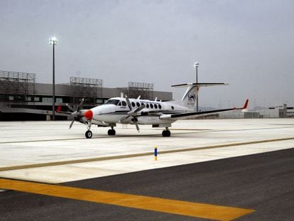 Avi&oacute;n de verificaci&oacute;n en vuelo, en el verado de 2012, en el aeropuerto murciano de Corvera.