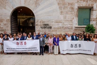 The Valencian Cortes have observed three minutes of silence to condemn the latest sexist murders. In the image, on the left, President Llanos Massó (Vox) together with deputies from the popular group, and on the right of the image, deputies from the PSPV and Compromís with different banners.