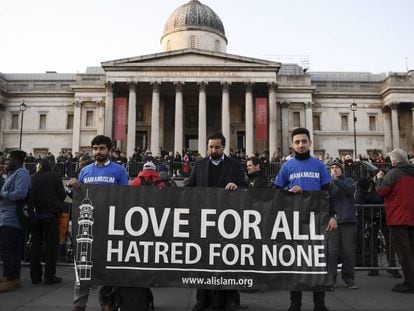 Concentraci&oacute;n en la plaza de Trafalgar, en Londres, el pasado jueves, un d&iacute;a despu&eacute;s del atentado junto al Parlamento. En la pancarta se lee &quot;amor para todos, odio para nadie&quot;. 