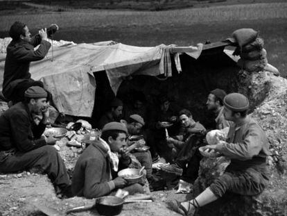 Milicianos de la División Ascaso almuerzan en el frente de Aragón en 1937. Fotografía de Margaret Michaelis.