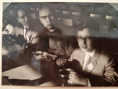 El director de la escolanía y del colegio jesuita de San Estanislao de Kostka de Barcelona, Antonio Moré (en el centro), en una imagen de los años sesenta.