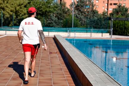 Un socorrista en una piscina pública de Madrid, en el verano de 2020.