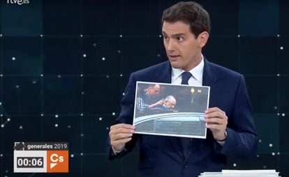 Albert Rivera muestra durante el debate una foto de Rodrigo Rato entrando en un coche policial.