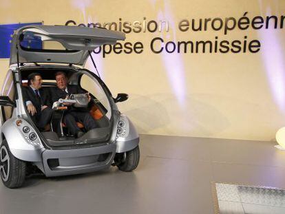 Jose Manuel Dur&atilde;o Barroso (izquierda) y el empresario Jes&uacute;s Echave, en la presentaci&oacute;n del coche el&eacute;ctrico vasco en Bruselas en 2012