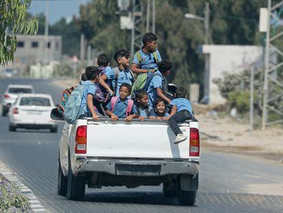 Unos niños palestinos regresan del colegio en la ciudad de Gaza en agosto de 2020.