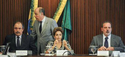A la izquierda, el ministro Aloizio Mercadante, y a la derecha la presidenta Dilma Rousseff.