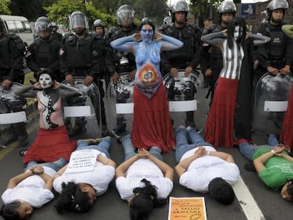 Mujeres salvadore&ntilde;as en una una protesta para exigir la despenalizaci&oacute;n del aborto.