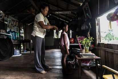 <p>La trabajadora social Phon Chanthorn (47) ayuda a su hija, Ung Srey Peou, a prepararse para ir la escuela. Están en su casa, en el distrito de Daun Penh, Phnom Penh, Camboya. Todos los días Chanthorn lleva a su hija antes de ir al trabajo para reunirse con las familias. </p>
<p>Todos los niños tienen derecho a estar protegidos. Sin embargo, en Camboya la situación es grave para muchos. Uno de cada dos menores ha sufrido golpes severos, uno de cada cuatro ha experimentado abusos emocionales, y una de cada 20 niñas y niños ha sido agredido sexualmente. Muchos son traficados, forzados a trabajar, separados de sus familias o enviados innecesariamente en instituciones de cuidado residencial.